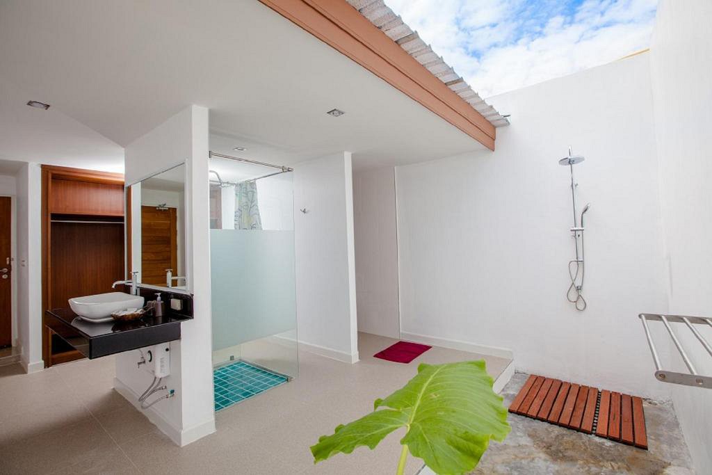 Beach Front Villa (Outdoor Shower)